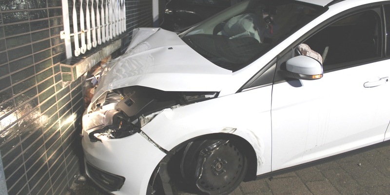 POL-MI: Autofahrer fährt gegen Hauswand und flüchtet zu Fuß - Foto: presseportal.de