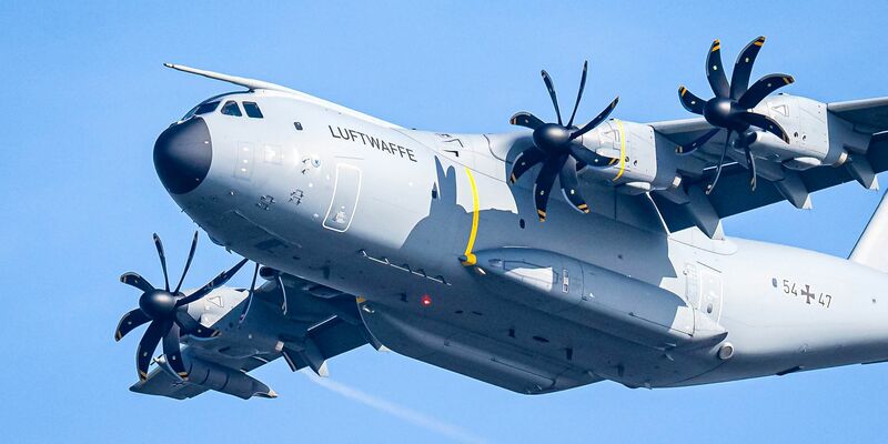 Zwei Airbus A400M der Luftwaffe sind auf dem Weg nach Jordanien, um anschließend Hilfsgüter über dem Gazastreifen abzuwerfen - Foto: Sina Schuldt/dpa