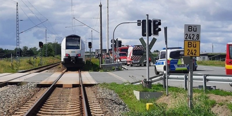 BPOL-HST: Bahnbetriebsunfall auf Rügen am Bahnübergang Zirkower Hof - Foto: presseportal.de
