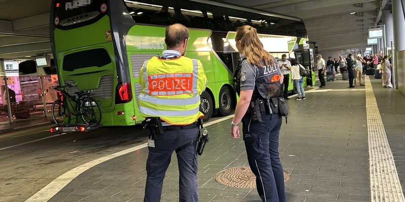 HZA-S: Gemeinsame Kontrollen von Zoll und Polizei am Busterminal des Flughafens Stuttgart - Foto: presseportal.de