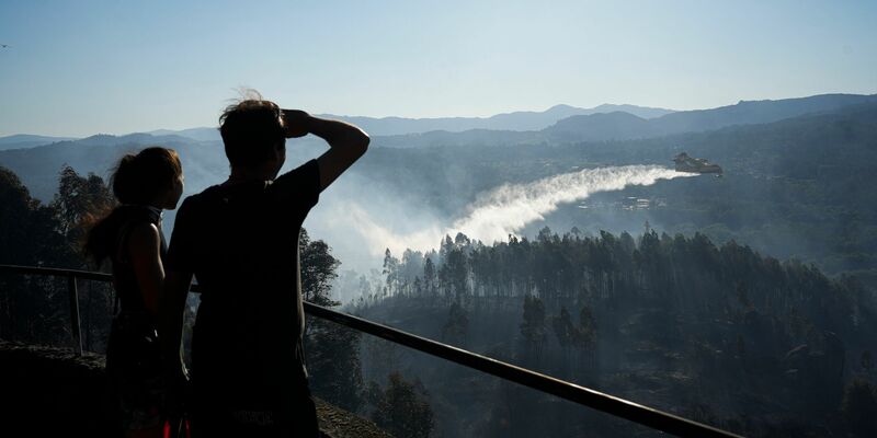 Bei einem Waldbrand westlich von Madrid waren Löschflugzeuge und -hubschrauber wie hier bei einem Feuer Ende Juli im Norden Spaniens im Einsatz. (Archivbild) - Foto: Adrián Irago/EUROPA PRESS/dpa