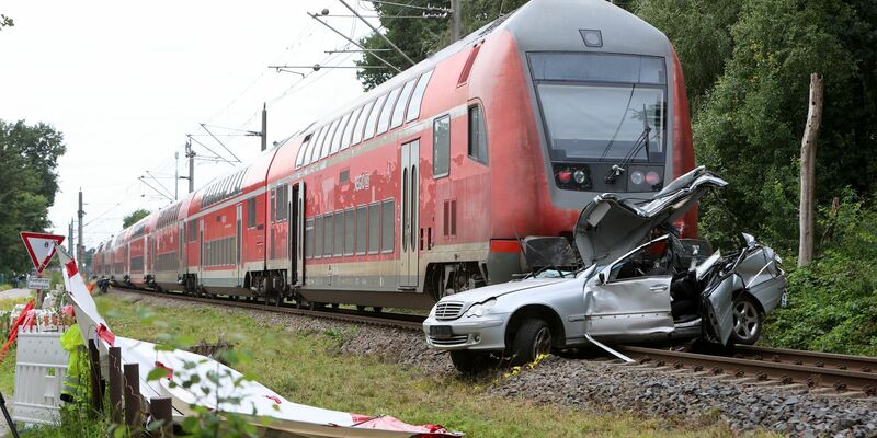 Ein Junge und ein Mann in dem Auto starben.  - Foto: Christian Butt/dpa