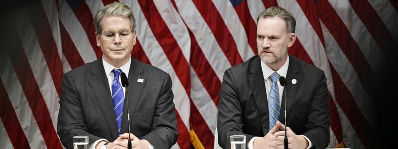 US-Finanzminister Scott Bessent (l) und der US-Handelsbeauftragte Jamieson Greer in Stockholm. - Foto: Magnus Lejhall/TT News Agency/AP/dpa