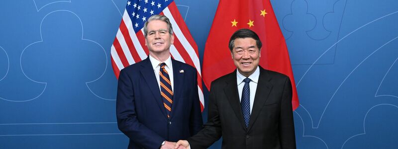 US-Finanzminister Scott Bessent (l) und Chinas Vize-Ministerpräsident He Lifeng trafen sich zu den Handelsgesprächen in Stockholm. - Foto: Dai Tianfang/XinHua/dpa