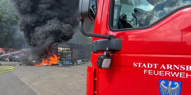 FW-AR: Brand in Recyclingbetrieb - Starke Rauchentwicklung, ein Mitarbeiter verletzt - Foto: presseportal.de