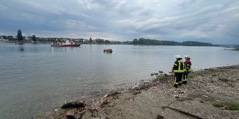 FW-BN: PKW ins Wasser gefahren und im Rheinstrom abgetrieben - umfangreicher Einsatz von Feuerwehr und Rettungsdienst aus Bonn und dem Rhein-Sieg-Kreis - Foto: presseportal.de