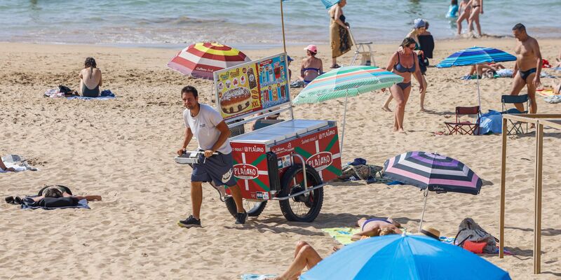 In Badeklamotten sollen Strandgäste in Les Sables-d'Olonne nicht mehr durch Straßen und Geschäfte laufen. (Archivbild) - Foto: Nicolas Mollo/AP/dpa