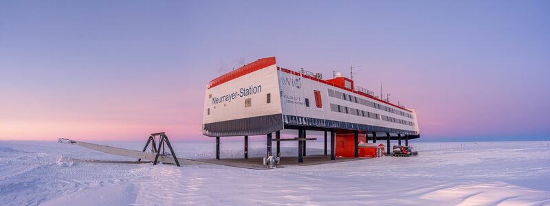 Helene und Thomas Hoffmann hatten bei ihrem Aufenthalt in der Neumayer-Station III in der Antarktis die Idee, einzelne Schneeflocken zu konservieren. - Foto: Michael Trautmann/Alfred-Wegener-Institut/dpa