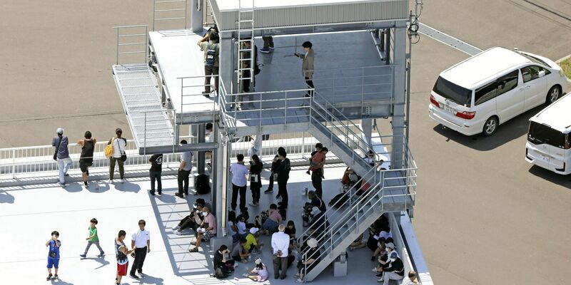 Die Menschen in Japan sind aufgefordert, sich auf höheres Gelände in Sicherheit zu begeben. - Foto: Uncredited/Kyodo News/AP/dpa