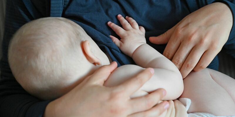 Ein Baby zu bekommen bleibt auch in krisenreichen Zeiten ein häufiger Wunsch. (Symbolbild) - Foto: Elisa Schu/dpa