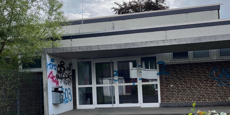 POL-RBK: Rösrath - Unbekannte beschmieren Schulgebäude mit Graffiti - Foto: presseportal.de