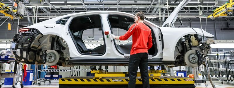 Porsche will in den kommenden Jahren rund 1.900 Stellen streichen - und verhandelt bereits über das nächste Sparprogramm. (Archivbild) - Foto: Jan Woitas/dpa
