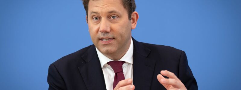 Der Finanzminister will Investitionen hochfahren - und kündigt schon neue Sparzwänge an.  - Foto: Soeren Stache/dpa