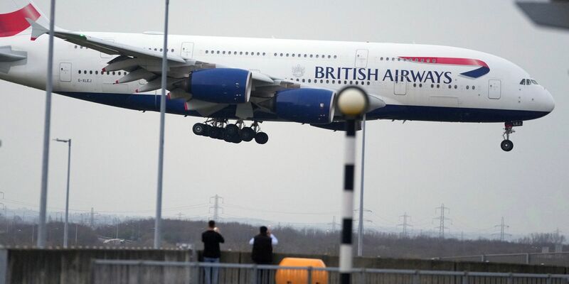 Der Flugverkehr über London wurde massiv beeinträchtigt. (Symbolbild) - Foto: Kin Cheung/AP/dpa