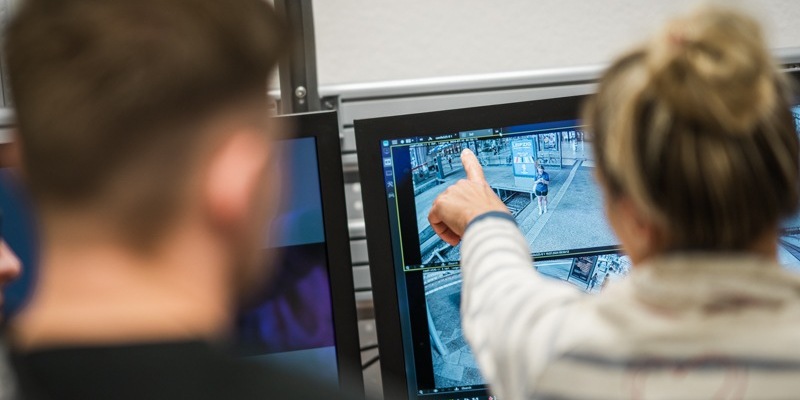 BPOL-HB: Wegen schweren Raubüberfalls mit Messer gesucht - Bundespolizeifahnder nehmen per U-Haftbefehl gesuchten Letten in Bremen fest - Foto: presseportal.de