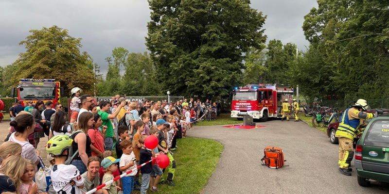 FW Weinheim: Auch bei Regen fasziniert die Freiwillige Feuerwehr großer Besucherandrang auf der Wache Süd - Foto: presseportal.de
