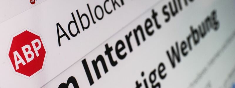 Mit Werbeblockern können Nutzerinnen und Nutzer im Internet lästige Werbung unterdrücken. (Archivbild) - Foto: Oliver Berg/dpa