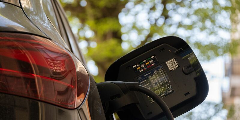 Ein E-Auto an einer Ladesäule. Im zweiten Quartal haben sich laut «E-Barometer» der HUK Coburg so viele private Autokäufer für ein E-Auto entschieden wie seit Streichung des «Umweltbonus» Ende 2023 nicht mehr. (Symbolbild)  - Foto: Anna Ross/dpa