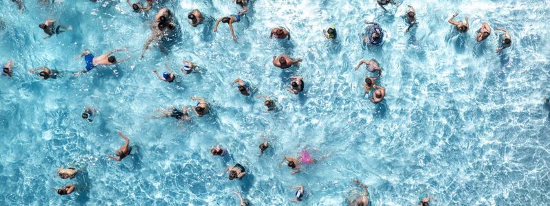 Laut DWD ist der Juli oft der wärmste Monat des Jahres. Für die Frühstarter heißt es bei Hitze: Ab ins Schwimmbad! (Symbolbild) - Foto: Sebastian Kahnert/dpa