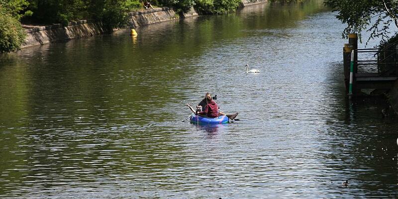 Junge Leute in Schlauchboot (Archiv) - Foto: über dts Nachrichtenagentur