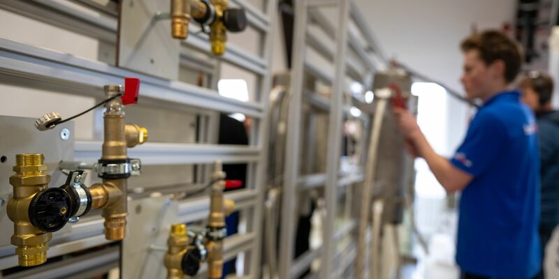 Die Bewerbersuche fällt vielen Ausbildungsbetrieben schwer. Wer einen Ausbildungsplatz bekommt, wird oft übernommen. - Foto: Monika Skolimowska/dpa