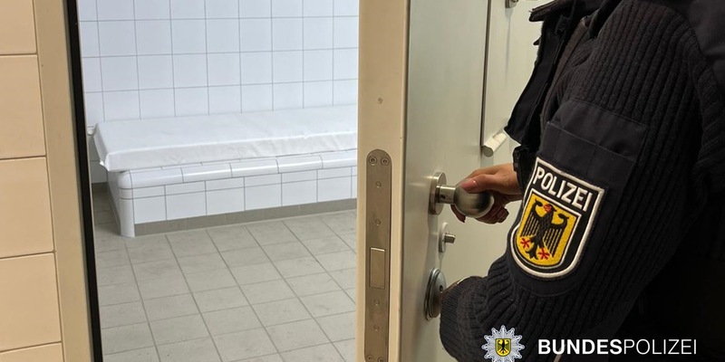 Bundespolizeidirektion München: Aggressiver Ladendieb greift Bundespolizisten mit Glasflasche an - Foto: presseportal.de