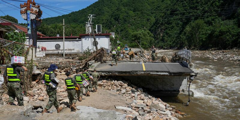 Soldaten im Bezirk Miyun am Stadtrand von Peking liefern Hilfsgüter. Die Region wurde besonders schwer getroffen. - Foto: Ju Huanzong/Xinhua/AP/dpa