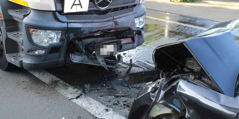 POL-MI: Auto kollidiert mit Müllfahrzeug - Foto: presseportal.de