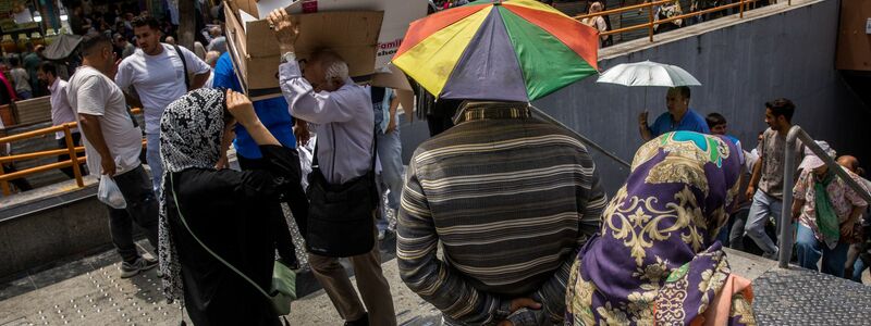 Unter der Sommerhitze suchen Menschen in der iranischen Hauptstadt nach Schatten. (Archivbild) - Foto: Alireza Masoumi/ISNA/dpa