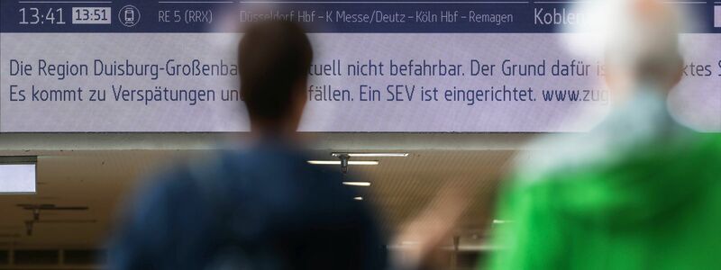 Brand legt Bahnstrecke zwischen Duisburg und Düsseldorf lahm. - Foto: Christoph Reichwein/dpa