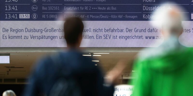 Brand legt Bahnstrecke zwischen Duisburg und Düsseldorf lahm. - Foto: Christoph Reichwein/dpa