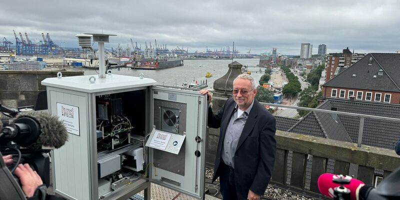 Einer der ersten Pollenmonitore steht in Hamburg, wo ihn Stefan Gilge vom DWD-Zentrum für Medizin-Meteorologische Forschung vorstellte. - Foto: Christiane Bosch/dpa