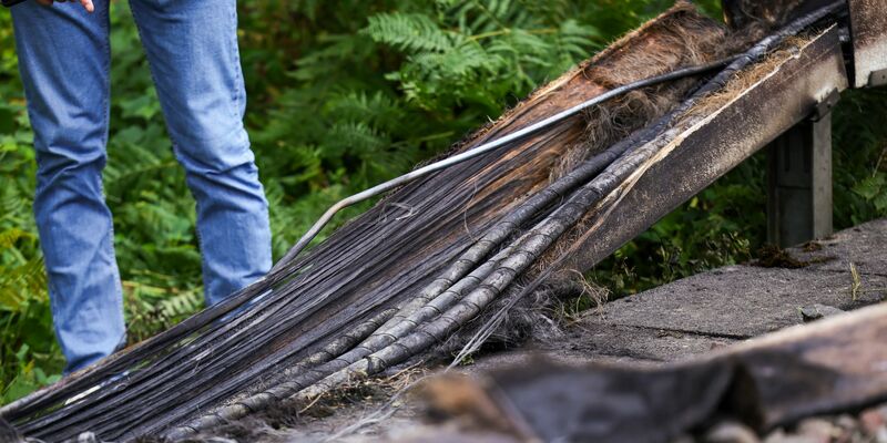 Der wohl absichtlich gelegte Brand wird zu massiven Behinderungen im Berufsverkehr führen. - Foto: Christoph Reichwein/dpa