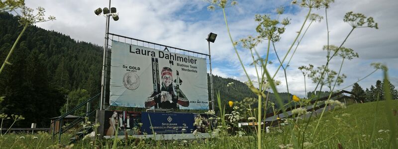 Ein Bild von Laura Dahlmeier steht am Biathlontrainingsgelände bei Garmisch-Partenkirchen.  - Foto: Uwe Lein/dpa