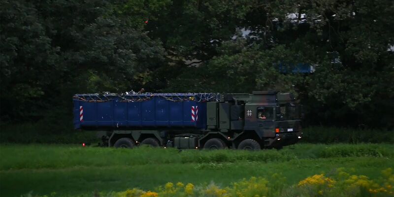 Das Wrack des bei Grimma abgestürzten Hubschraubers wurde geborgen. (Archivbild) - Foto: Heiko Rebsch/dpa