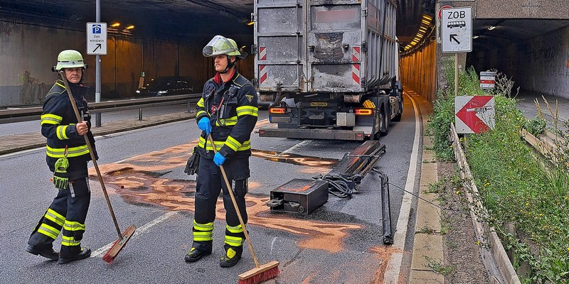 FW-M: Lkw-Ausleger verloren (Haidhausen) - Foto: presseportal.de