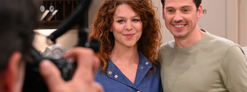Das neue Traumpaar: Die Schauspielerin Johanna Graen und ihr Kollege Anthony Paul stehen im Studio beim Pressetag zu 20 Jahren Sturm der Liebe. - Foto: Felix Hörhager/dpa