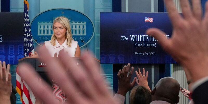 Kündigt die Reise des US-Sondergesandten Steve Witkoff und des US-Botschafters in Israel, Mike Huckabee, in den Gazastreifen an - die Pressesprecherin des Weißen Hauses, Karoline Leavitt. (Archivbild) - Foto: Julia Demaree Nikhinson/AP/dpa