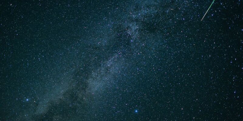 Im August gibt es viele Sternschnuppen zu sehen - die meisten üblicherweise in der Nacht vom 12. auf den 13. August. (Archivbild) - Foto: Matthias Balk/dpa