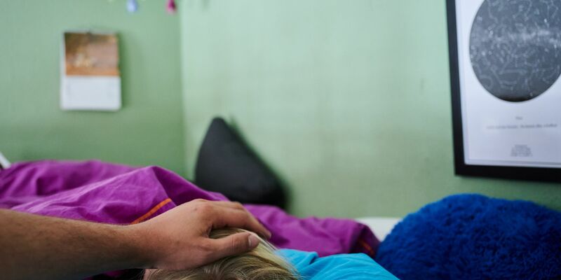 Das Kinderkrankengeld beträgt in der Regel 90 Prozent des ausgefallenen Nettoarbeitsentgelts (Symbolbild). - Foto: Annette Riedl/dpa