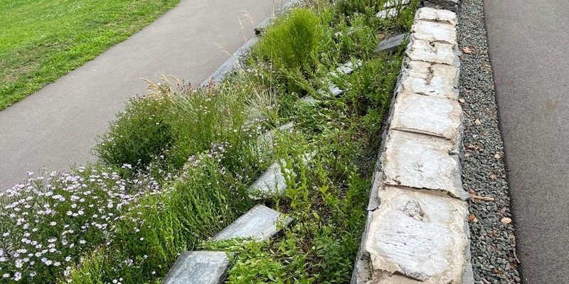 LPI-EF: Mehr als 60 Mauerplatten im Nordpark zerstört - Polizei bittet um Hinweise - Foto: presseportal.de