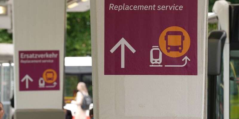 Am Freitagmorgen ist der Ersatzverkehr auf der Strecke Hamburg-Berlin angelaufen. (Archivbild) - Foto: Marcus Brandt/dpa