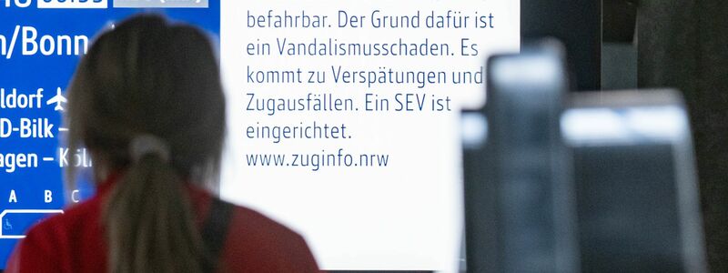 Trotz zahlreicher Zugausfälle ist das große Chaos am Duisburger Hauptbahnhof ausgeblieben. - Foto: Benjamin Westhoff/dpa