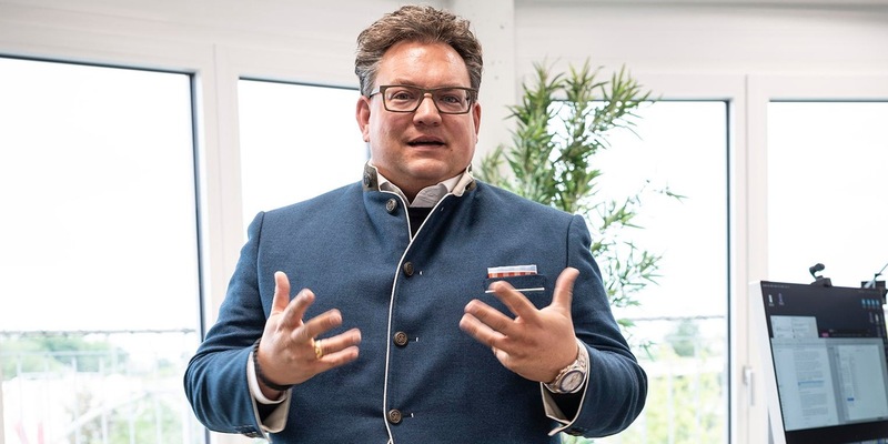 Matchen statt Mauern: Warum der Mittelstand sich jetzt öffnen muss. Ein Kommentar von Bernhard Schindler - Foto: presseportal.de