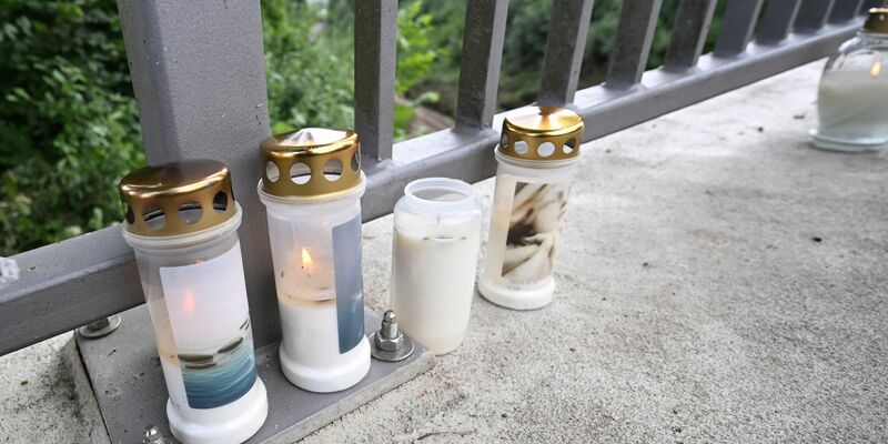 Am Unglücksort nach dem Zugunfall in Riedlingen erinnern Kerzen an die Opfer. - Foto: Bernd Weißbrod/dpa