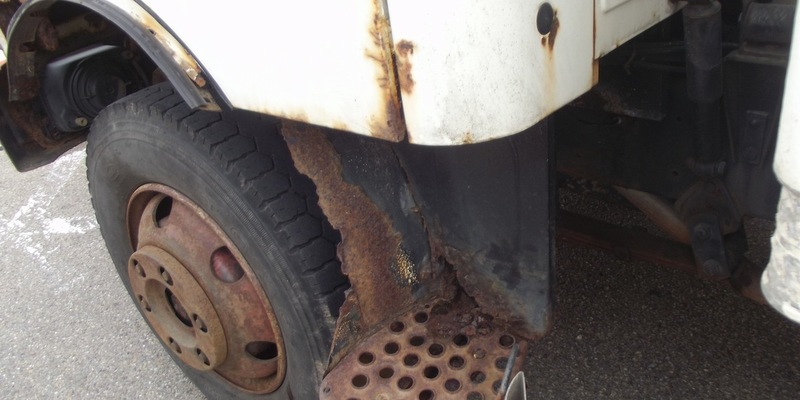 POL-UL: (UL) Ulm - Laster verkehrsunsicher / Am Donnerstag zog die Polizei auf der B10 bei Ulm einen völlig desolaten Lkw aus dem Verkehr. - Foto: presseportal.de