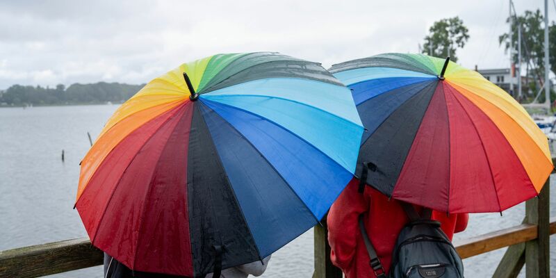 Regnerisch bleibt es auch am Wochenende. (Archivbild) - Foto: Stefan Sauer/dpa