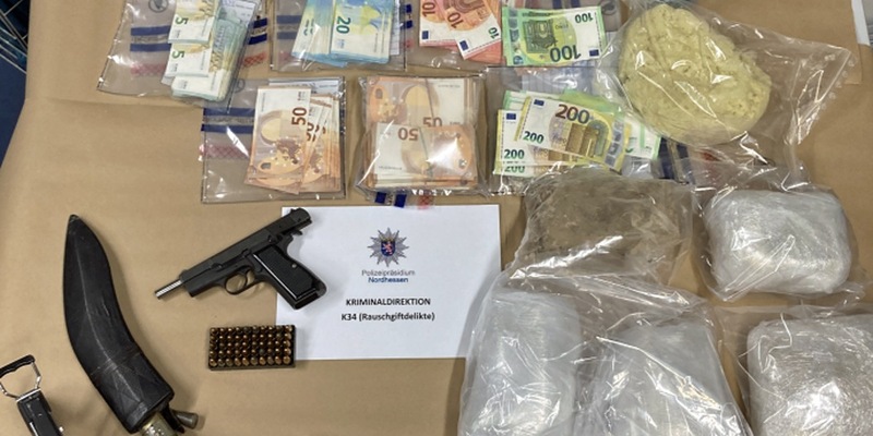 POL-KS: Zwei Kilogramm Heroin, mutmaßliches Drogengeld und Waffen beschlagnahmt: 66-jähriger Tatverdächtiger wird Haftrichter vorgeführt - Foto: presseportal.de