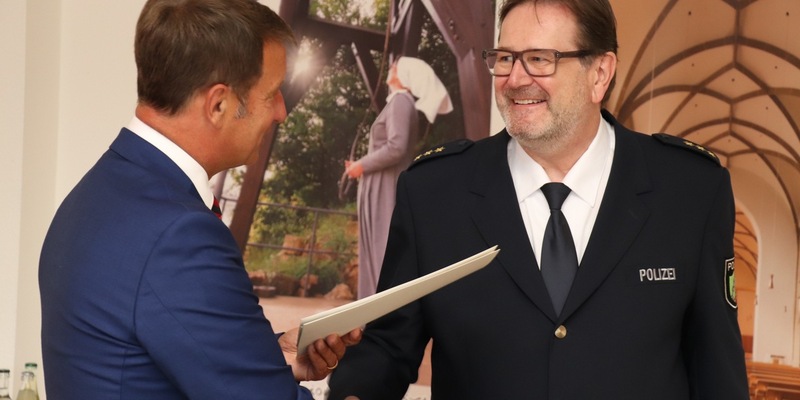 POL-HX: Sieben Jahre an der Spitze der Kreispolizeibehörde Höxter: Verabschiedung von Polizeidirektor Christian Brenski - Foto: presseportal.de