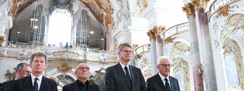 Baden-Württembergs Ministerpräsident Winfried Kretschmann (Grüne) sagte: «Die Bilder des Unglücks haben uns alle fassungslos gemacht.»  - Foto: Bernd Weißbrod/dpa